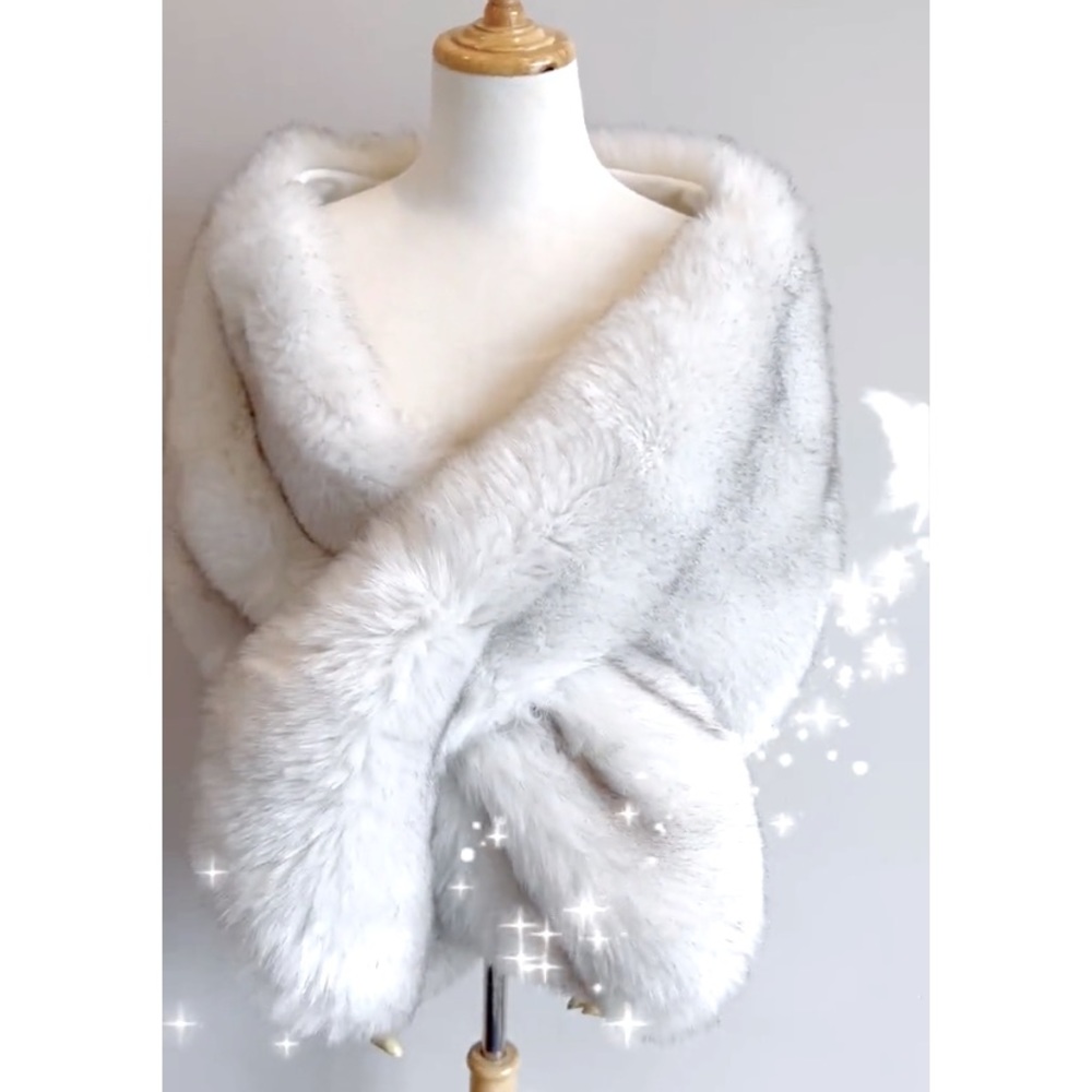 Luxurious White Faux Fur Wrap Shawl - Elegant Women's Scarf